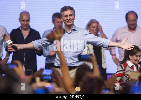 (151123) -- BUENOS AIRES, le 22 novembre 2015 -- le candidat présidentiel Mauricio Macri (front), du parti conservateur de l'opposition Cambiemos, célèbre à Buenos Aires, Argentine, le 22 novembre 2015. Le candidat du parti au pouvoir en Argentine, Daniel Scioli, a concédé la défaite à Mauricio Macri du parti conservateur Cambiemos (changeons) lors de l élection présidentielle de dimanche. (Da) ARGENTINA-BUENOS AIRES-POLITICS-ELECTIONS MartinxZabala PUBLICATIONxNOTxINxCHN 151123 Buenos Aires nov 22 2015 candidat à la présidence Mauricio Macri Front de l'opposition Parti conservateur Cambiemos fête Banque D'Images