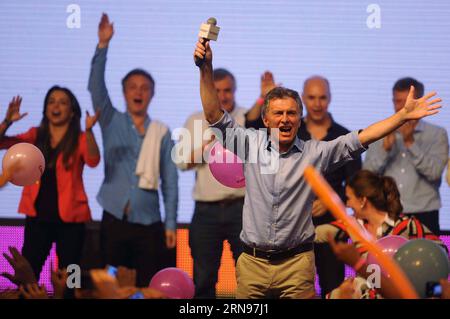 (151123) -- BUENOS AIRES, le 22 novembre 2015 -- le candidat présidentiel Mauricio Macri (front), du parti conservateur de l'opposition Cambiemos, célèbre à Buenos Aires, Argentine, le 22 novembre 2015. Le candidat du parti au pouvoir en Argentine, Daniel Scioli, a concédé la défaite à Mauricio Macri, du parti conservateur de l opposition Cambiemos (changeons), lors de l élection présidentielle de dimanche. Fernando gens/) (da) (ah) ARGENTINA-BUENOS AIRES-POLITICS-ELECTIONS TELAM PUBLICATIONxNOTxINxCHN 151123 Buenos Aires nov 22 2015 candidat à la présidence Mauricio Macri Front de l'opposition Parti conservateur Cambiemos cel Banque D'Images