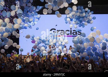 (151123) -- BUENOS AIRES, le 22 novembre 2015 -- le candidat présidentiel Mauricio Macri (C), du parti conservateur d'opposition Cambiemos, célèbre à Buenos Aires, Argentine, le 22 novembre 2015. Le candidat du parti au pouvoir en Argentine, Daniel Scioli, a concédé la défaite à Mauricio Macri du parti conservateur Cambiemos (changeons) lors de l élection présidentielle de dimanche. (Da) (ah) ARGENTINA-BUENOS AIRES-POLITICS-ELECTIONS MARTINxZABALA PUBLICATIONxNOTxINxCHN 151123 Buenos Aires nov. 22 2015 le candidat à la présidence Mauricio Macri C du parti conservateur de l'opposition Cambiemos célèbre à Bue Banque D'Images