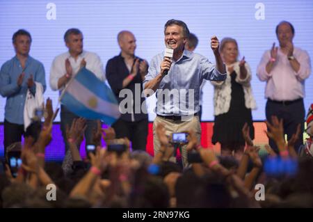 (151123) -- BUENOS AIRES, le 22 novembre 2015 -- le candidat présidentiel Mauricio Macri (front), du parti conservateur de l'opposition Cambiemos, célèbre à Buenos Aires, Argentine, le 22 novembre 2015. Le candidat du parti au pouvoir en Argentine, Daniel Scioli, a concédé la défaite à Mauricio Macri du parti conservateur Cambiemos (changeons) lors de l élection présidentielle de dimanche. (Da) ARGENTINA-BUENOS AIRES-POLITICS-ELECTIONS MartinxZabala PUBLICATIONxNOTxINxCHN 151123 Buenos Aires nov 22 2015 candidat à la présidence Mauricio Macri Front de l'opposition Parti conservateur Cambiemos fête Banque D'Images