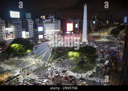 (151123) -- BUENOS AIRES, le 22 novembre 2015 -- les partisans du candidat à la présidence Mauricio Macri célèbrent sur la place de la République à Buenos Aires, Argentine, le 22 novembre 2015. Le candidat du parti au pouvoir en Argentine, Daniel Scioli, a concédé la défaite à Mauricio Macri du parti conservateur Cambiemos (changeons) lors de l élection présidentielle de dimanche. (Da) (ah) ARGENTINA-BUENOS AIRES-POLITICS-ELECTIONS MARTINxZABALA PUBLICATIONxNOTxINxCHN 151123 Buenos Aires nov. 22 2015 les partisans du candidat à la présidence Mauricio Macri célèbrent SUR la place S de la République à Buenos Aires Argentine LE novembre Banque D'Images