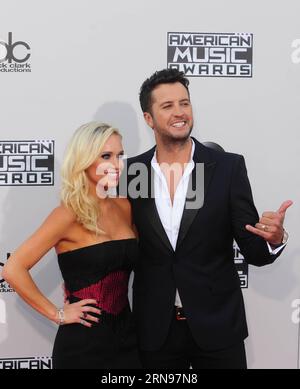 (151123) -- LOS ANGELES, 22 novembre 2015 -- le chanteur Thomas Luther Luke Bryan (à droite) assiste aux American Music Awards 2015 au Microsoft Theater à Los Angeles, Californie, États-Unis, le 22 novembre 2015.) US-LOS ANGELES-2015 MUSIC AWARDS ZhangxChaoqun PUBLICATIONxNOTxINxCHN 151123 Los Angeles novembre 22 2015 chanteur Thomas Luke Bryan participe aux American Music Awards 2015 AU Microsoft Theatre de Los Angeles Californie États-Unis novembre 22 2015 U S Los Angeles 2015 Music Awards ZhangxChaoqun PUBLICATIONxNOTxINxCHN Banque D'Images