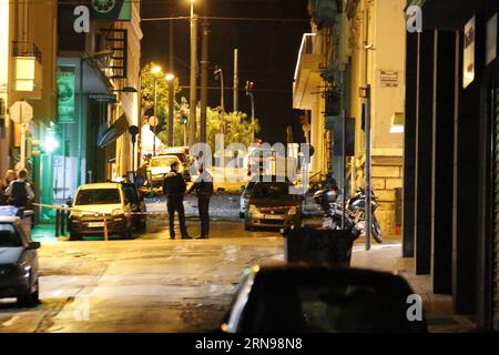 (151124) -- ATHÈNES, 24 novembre 2015 -- la photo prise le 24 novembre 2015 montre le site d'une explosion dans le centre d'Athènes, en Grèce. Un attentat à la bombe a eu lieu devant les bureaux de la Fédération des entreprises de Grèce (SEV) dans le centre d Athènes, causant des dégâts matériels, mais aucun blessé, selon la police. GRÈCE-ATHÈNES-ATTAQUE MariosxLolos PUBLICATIONxNOTxINxCHN 151124 Athènes Nov 24 2015 la photo prise LE 24 2015 novembre montre le site de l'explosion de To dans le centre d'Athènes Grèce Grèce un attentat à la bombe a eu lieu devant les bureaux de la Fédération des entreprises de Grèce S ETS dans le centre d'Athènes causant des dommages matériels mais aucune blessure Accordi Banque D'Images