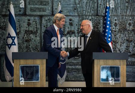 (151124) -- JÉRUSALEM, 24 novembre 2015 -- le président israélien Reuven Rivlin (à droite) serre la main du secrétaire d'État américain John Kerry lors d'une conférence de presse à la résidence du président à Jérusalem, le 24 novembre 2015. Kerry est arrivé ici mardi matin pour effectuer une visite d'une journée en Israël et en Cisjordanie dans l'espoir de réduire la longue vague de violence de deux mois. (djj) MIDEAST-JERUSALEM-ISRAEL-RIVLIN-U.S.-KERRY-MEETING LixRui PUBLICATIONxNOTxINxCHN 151124 Jérusalem nov 24 2015 le président israélien Reuven Rivlin serre la main du secrétaire d'État américain John Kerry en visite à l'occasion d'un Pr Banque D'Images