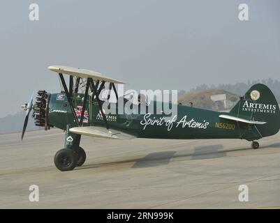 (151124) -- NEW DELHI, 24 novembre 2015 -- une photo prise le 24 novembre 2015 montre l'aviatrice britannique Tracey Curtis Taylor sur son biplan Boeing emblématique dans une base aérienne de l'Uttar Pradesh, en Inde. L'aviateur de 53 ans est actuellement en Inde dans le cadre de son vol solo de 13 000 miles, qui a commencé en octobre 2015 dans le Hampshire, en Grande-Bretagne et traversera 23 pays avant d'arriver finalement à Sydney, en Australie, en janvier 2016. INDIA-UTTAR PRADESH-BRITISH AVIATOR-ARRIVAL Stringer PUBLICATIONxNOTxINxCHN 151124 New Delhi nov. 24 2015 la photo prise LE 24 2015 nov. Montre L'AVIATEUR britannique Tracey Curtis Banque D'Images