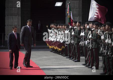 (151124) -- MEXICO, 24 novembre 2015 -- le Président du Mexique, Enrique Pena Nieto (à gauche) et le Cheikh Tamim bin Hamad Al-Thani (2e-à gauche), émir de l Etat du Qatar, ont passé en revue la garde d honneur lors d une cérémonie officielle d accueil d al-Thani qui s est tenue au Palais national de Mexico, Mexique, le 24 novembre 2015. L émir du Qatar, Cheikh Tamim Bin Hamad Al-Thani, est arrivé lundi au Mexique pour une visite officielle à l occasion du 40e anniversaire de l établissement des relations diplomatiques entre les deux pays, a indiqué le Secrétariat mexicain aux affaires étrangères (SRE, pour son acronyme en espagnol). Alejandro Ayala) (jg) (sp) Banque D'Images