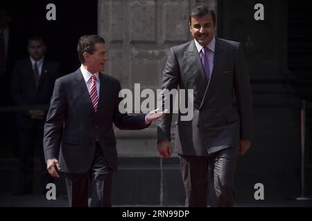 (151124) -- MEXICO, 24 novembre 2015 -- le président mexicain Enrique Pena Nieto (à gauche) et le cheikh Tamim bin Hamad Al-Thani, émir de l'État du Qatar, passent en revue la garde d'honneur lors d'une cérémonie officielle d'accueil d'al-Thani qui s'est tenue au Palais national de Mexico, Mexique, le 24 novembre 2015. L émir du Qatar, Cheikh Tamim Bin Hamad Al-Thani, est arrivé lundi au Mexique pour une visite officielle à l occasion du 40e anniversaire de l établissement des relations diplomatiques entre les deux pays, a indiqué le Secrétariat mexicain aux affaires étrangères (SRE, pour son acronyme en espagnol). Alejandro Ayala) (jg) (sp) MEXIQUE- Banque D'Images