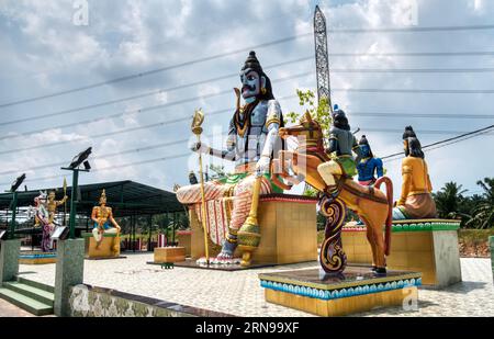 Scène autour de la structure du bâtiment et statue autour du temple Maha Parasakthi Patchaiamman Kathirvel Murugan Banque D'Images