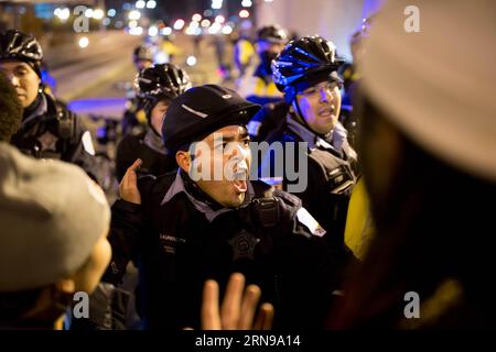 Les manifestants s'affrontent avec la police lors de la manifestation contre le meurtre de Laquan McDonald par la police dans le centre-ville de Chicago, Illinois, États-Unis, le 24 novembre 2015. La police a publié mardi une vidéo montrant la fusillade de Laquan McDonald, 17 ans, tué par Jason Van Dyke, un agent de police de Chicago, le 20 octobre 2014. Jason Van Dyke a été accusé de meurtre au premier degré dans la mort de McDonald.) U.S.-CHICAGO-POLICE-FUSILLADE-PROTESTATION TingxShen PUBLICATIONxNOTxINxCHN les manifestants s'affrontent avec la police lors de la manifestation contre le meurtre de Laquan McDonald dans le centre-ville de Chicago Illinois United S. Banque D'Images