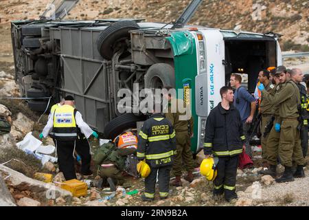 Israël : Militärbus BEI Kokhav Hashahar verunglückt (151126) -- JÉRUSALEM, 26 novembre 2015 -- le personnel de secours israélien travaille sur les lieux d'un accident d'autobus près de la colonie juive de Kohav Hashachar, au Nord-est de Ramallah en Cisjordanie, le 26 novembre 2015. Un soldat israélien a été tué et des dizaines de blessés dans un accident mortel de bus en Cisjordanie jeudi, ont déclaré les autorités israéliennes. Le bus, voyageant près de la colonie juive de Kohav Haschachar, au nord-est de Ramallah en Cisjordanie, transportait des soldats lorsqu’il s’est renversé, ont déclaré la police et l’armée israéliennes dans des déclarations séparées.) MIDEAST-CISJORDANIE- Banque D'Images