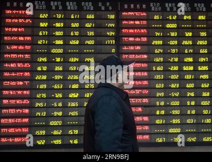 (151127) -- JIUJIANG, 27 novembre 2015 -- un investisseur consulte des informations boursières dans une salle de commerce d'une société de valeurs mobilières à Nanjing, capitale de la province du Jiangsu de l'est de la Chine, 27 novembre 2015. Les actions de la Chine ont fortement chuté au cours de la session de l'après-midi vendredi, avec l'indice composite Shanghai de référence atteignant 5,5 pour cent à 3 436,3 points, et l'indice Shenzhen Component a clôturé 6,3 pour cent de moins à 11 961,7 points, la baisse la plus marquée depuis la déroute qui a conduit au plus bas niveau de l'été 17.) (lfj) CHINA-STOCKS-PLUNGE (CN) SuxYang PUBLICATIONxNOTxINxCHN 151127 Jiujiang nov 27 2015 to Investor Loo Banque D'Images