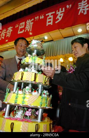 (151128) -- FUZHOU,2015 -- une photo prise le 18 décembre 2005 montre des gens préparant un gâteau pour le panda géant Basi pour célébrer son 25e anniversaire à Fuzhou, capitale de la province du Fujian du sud-est de la Chine. Basi a célébré son 35e anniversaire le 28 novembre 2015, ce qui équivaut à peu près à 130 ans d’âge humain. Basi est actuellement le plus vieux panda vivant à ce jour dans le monde. Basi en 1987, visite le zoo de San Diego aux États-Unis pour des spectacles. Elle attire environ 2,5 millions de visiteurs au cours de son séjour de six mois aux États-Unis et émerveille de nombreux visiteurs par ses performances acrobatiques. En 1990, elle a été choisie comme prototype Banque D'Images