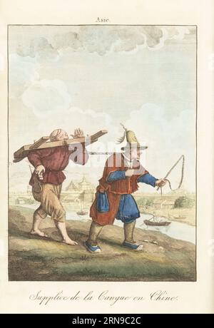 Un fonctionnaire de la cour chinoise avec un fouet mène un prisonnier portant la cangue ou tcha. Les Chinois punissaient les criminels et les débiteurs avec ce lourd joug de bois autour du cou. Supplice de la Cangue en Chine. Copie d'une illustration de William Alexander à l'ambassade de Macartney en Chine, 1793. Gravure sur cuivre coloriée à la main tirée de l’Album des peuples, ou Collection de tableaux, Album of Peoples, ou Collection of Paintings, J. Langlume et Peltier, Paris, 1835. Réimprimé de Moeurs et coutumes des peuples, Hocquart, 1811. Banque D'Images