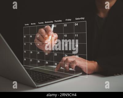 Homme d'affaires marquant les dates sur le calendrier virtuel, gérer son horaire d'affaires, définir des rappels pour les rendez-vous importants, collage créatif pour le plan Banque D'Images