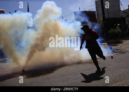 (151129) -- OAXACA, Nov. 28, 2015 -- A man runs from tear gas during a clash between members of the section 22 of the National Coordinator of Education Workers (CNTE, for its acronym in Spanish) and members of the Federal Police, in Oaxaca, Mexico, on Nov. 28, 2015. At least three people were injured during Saturday s clash between teachers of the section 22 of the CNTE of Mexico, who oppose the teacher evaluation imposed by the government, and the Federal Police in Oaxaca State. ) (da) (fnc) MEXICO-OAXACA-SOCIETY-CLASH MAXxNUNEZ PUBLICATIONxNOTxINxCHN   151129 Oaxaca Nov 28 2015 a Man runs fr Stock Photo