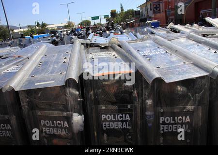 (151129) -- OAXACA, 28 novembre 2015 -- des membres de la police fédérale se réfugient lors d'un affrontement avec des membres de la section 22 du coordinateur national des travailleurs de l'éducation (CNTE, pour son acronyme en espagnol), à Oaxaca, Mexique, le 28 novembre 2015. Au moins trois personnes ont été blessées lors de l'affrontement de samedi entre les enseignants de la section 22 du CNTE du Mexique, qui s'opposent à l'évaluation des enseignants imposée par le gouvernement, et la police fédérale de l'Etat d'Oaxaca.) (Da) (fnc) MEXIQUE-OAXACA-SOCIETY-CLASH MAXxNUNEZ PUBLICATIONxNOTxINxCHN 151129 Oaxaca nov 28 2015 membres de la police fédérale Ta Banque D'Images