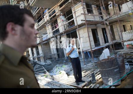 (151129) -- JÉRUSALEM, 29 novembre 2015 -- les forces de sécurité israéliennes recherchent un attaquant palestinien près de la scène d'une attaque à l'arme blanche à Jérusalem, le 29 novembre 2015. Une femme a été légèrement blessée lors de l attaque à l arme blanche à un arrêt de bus dans le quartier Romema de Jérusalem. ) MIDEAST-JÉRUSALEM-VIEILLE VILLE ATTAQUE À L'ARME BLANCHE JINI PUBLICATIONxNOTxINxCHN 151129 Jérusalem nov 29 2015 les forces de sécurité israéliennes recherchent un ATTAQUANT PALESTINIEN près de la scène d'une attaque à l'arme blanche à Jérusalem LE 29 2015 novembre une femme qui a légèrement blessé dans l'attaque À l'arme blanche À un arrêt de bus à Jérusalem quartier S Mideas Banque D'Images