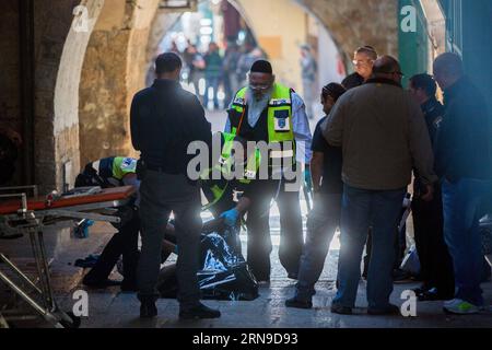 (151129) -- JÉRUSALEM, 29 novembre 2015 -- les forces de sécurité israéliennes et le personnel DE LA ZAKA travaillent près du corps d'un palestinien sur les lieux d'une attaque à l'arme blanche près de la porte de Damas à l'entrée de la vieille ville de Jérusalem, le 29 novembre 2015. Un officier de la police des frontières israélienne a subi des blessures légères à modérées et un assaillant palestinien a été tué dans une attaque à l'arme blanche à Jérusalem dimanche matin, a déclaré la police israélienne. L'incident s'est produit près de la porte de Damas. Un palestinien de 38 ans de Naplouse, en Cisjordanie, s ' est approché de deux agents de la police des frontières, leur a tiré un couteau et l ' a poignardé Banque D'Images