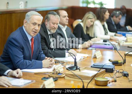 (151129) -- JÉRUSALEM, 29 novembre 2015 -- le Premier ministre israélien Benjamin Netanyahu (1e L) dirige la réunion hebdomadaire du cabinet au bureau du Premier ministre à Jérusalem, le 29 novembre 2015. Dimanche, le Premier ministre israélien Benjamin Netanyahu a accusé les récentes attaques de Palestiniens sont motivées par l'extrémisme musulman plutôt que par la résistance à l'occupation israélienne, peu après deux attaques survenues à Jérusalem. MIDEAST-JÉRUSALEM-ISRAËL-PM-ATTAQUES-EXTRÉMISME ISLAMIQUE-MOTIVATION JINI PUBLICATIONxNOTxINxCHN 151129 Jérusalem Nov 29 2015 Premier ministres israéliens Benjamin Netanyahu 1e l mène la semaine Banque D'Images