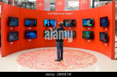 Un homme prend des photos des émissions de télévision chinoises lors d’une exposition culturelle intitulée Nihao China (Hello China) organisée par une entreprise de télévision locale, à Johannesburg, en Afrique du Sud, le 21 septembre 2015. Depuis que l'Afrique du Sud a officiellement lancé l'année de la Chine le 15 mars 2015 à Pretoria, la Chine et l'Afrique du Sud a organisé plus d'une centaine d'activités et d'événements merveilleux sur les échanges mutuels dans neuf provinces et grandes villes d'Afrique du Sud concernant la culture, le commerce, le think tank, le sport, protection de l'environnement et ainsi de suite. A l’invitation du président sud-africain Jacob Zuma, le président chinois Xi Jinping W. Banque D'Images