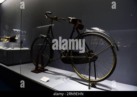 (151202) -- JINAN, 1 décembre 2015 -- Un vélo britannique BSA utilisé par le dernier empereur chinois Puyi est exposé au Musée du Shandong à Jinan, capitale de la province du Shandong de l est de la Chine, le 1 décembre 2015. L'exposition montre quelques produits étrangers utilisés par les empereurs chinois sous la dynastie Qing (1644-1911). Les collections ont été offertes par la Cité interdite de Pékin, également connue sous le nom de Musée du Palais. (Ry) CHINA-JINAN-EXHIBITION-EMPERORS COLLECTION (CN) GuoxXulei PUBLICATIONxNOTxINxCHN 151202 Jinan DEC 1 2015 un VÉLO britannique BSA utilisé par l'empereur chinois S Load Puyi EST exposé AU Shan Dong Museum à Jin Banque D'Images