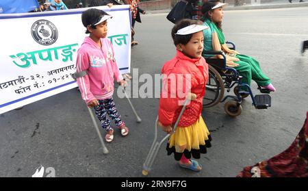 (151203) -- KATMANDOU, 3 décembre 2015 -- des enfants handicapés népalais participent à un rassemblement pour marquer la 24e Journée internationale des personnes handicapées à Katmandou, Népal, le 3 décembre 2015. Après le tremblement de terre massif d'avril 25, au moins 5 000 personnes sont devenues handicapées selon la Fédération nationale des handicapés du Népal. Cette journée est organisée chaque année pour promouvoir la sensibilisation et mobiliser un appui sur les questions cruciales liées à l ' intégration des personnes handicapées dans la société et le développement. NÉPAL-KATMANDOU-JOURNÉE INTERNATIONALE DES PERSONNES HANDICAPÉES-RASSEMBLEMENT SUNILXSHARMA PUBLICATIONXN Banque D'Images