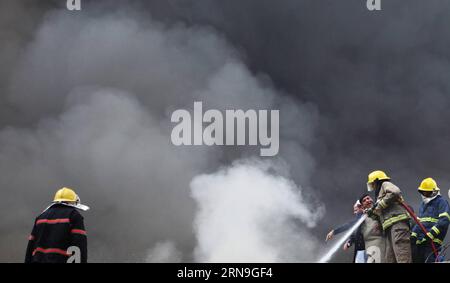 (151205) -- KABOUL, 5 décembre 2015 -- des pompiers tentent d'éteindre un incendie dans un marché de Kaboul, capitale de l'Afghanistan, le 5 décembre 2015. Plusieurs magasins se sont transformés en cendres lorsqu'un incendie massif a englouti un marché dans un centre d'affaires principal dans le centre de Kaboul samedi matin, a déclaré la police.) AFGHANISTAN-KABUL-MARKET-FIRE Omid PUBLICATIONxNOTxINxCHN 151205 Kaboul DEC 5 2015 les pompiers tentent d'éteindre un incendie DANS un marché à Kaboul capitale de l'Afghanistan LE 5 2015 DEC plusieurs magasins se sont transformés en CENDRES alors qu'un incendie massif engloutit un marché dans un centre d'affaires principal dans le centre de Kaboul samedi matin la police a déclaré Afghanis Banque D'Images