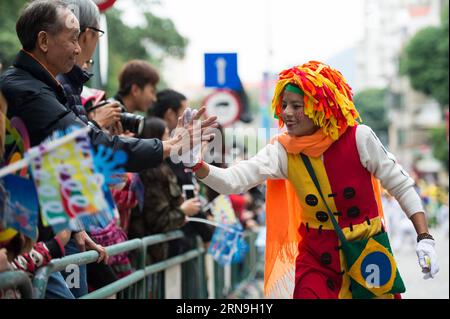 (151206) -- MACAO, 6 décembre 2015 -- un acteur se produit lors d'un défilé de carnaval pour célébrer le 16e anniversaire du retour de Macao à la patrie et le 10e anniversaire des sites historiques inscrits au patrimoine mondial, à Macao, Chine méridionale, le 6 décembre 2015. Avec le thème de l'aventure de chasse au Trésor de la mascotte Viva, la Parade à travers Macao, Latin City a rassemblé plus de 1 500 artistes de plus de 10 pays et régions, y compris le Portugal, la France, le Pérou, le Brésil, entre autres, ainsi que Hong Kong et le continent chinois. )(mcg) CHINA-MACAO-CARNIVAL PARADE (CN) CheongxKamxKa PUBLICATIONxNOT Banque D'Images