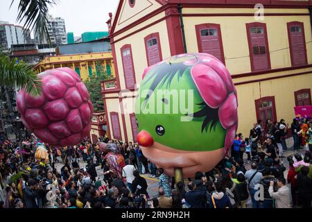 (151206) -- MACAO, 6 décembre 2015 -- des gens participent à un défilé de carnaval pour célébrer le 16e anniversaire du retour de Macao à la patrie et le 10e anniversaire des sites historiques inscrits au patrimoine mondial, à Macao, Chine méridionale, le 6 décembre 2015. Avec le thème de l'aventure de chasse au Trésor de la mascotte Viva, la Parade à travers Macao, Latin City a rassemblé plus de 1 500 artistes de plus de 10 pays et régions, y compris le Portugal, la France, le Pérou, le Brésil, entre autres, ainsi que Hong Kong et le continent chinois. )(mcg) CHINA-MACAO-CARNIVAL PARADE (CN) CheongxKamxKa PUBLICATIONxNOTxIN Banque D'Images