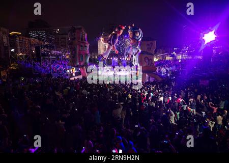 (151206) -- MACAO, 6 décembre 2015 -- des gens participent à un défilé de carnaval pour célébrer le 16e anniversaire du retour de Macao à la patrie et le 10e anniversaire des sites historiques inscrits au patrimoine mondial, à Macao, Chine méridionale, le 6 décembre 2015. Avec le thème de l'aventure de chasse au Trésor de la mascotte Viva, la Parade à travers Macao, Latin City a rassemblé plus de 1 500 artistes de plus de 10 pays et régions, y compris le Portugal, la France, le Pérou, le Brésil, entre autres, ainsi que Hong Kong et le continent chinois. )(mcg) CHINA-MACAO-CARNIVAL PARADE (CN) CheongxKamxKa PUBLICATIONxNOTxIN Banque D'Images