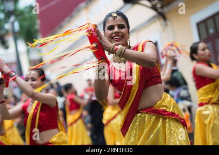 (151206) -- MACAO, 6 décembre 2015 -- les participants se produisent lors d'un défilé de carnaval pour célébrer le 16e anniversaire du retour de Macao à la patrie et le 10e anniversaire des sites historiques inscrits au patrimoine mondial, à Macao, Chine méridionale, le 6 décembre 2015. Avec le thème de l'aventure de chasse au Trésor de la mascotte Viva, la Parade à travers Macao, Latin City a rassemblé plus de 1 500 artistes de plus de 10 pays et régions, y compris le Portugal, la France, le Pérou, le Brésil, entre autres, ainsi que Hong Kong et le continent chinois. )(mcg) CHINA-MACAO-CARNIVAL PARADE (CN) CheongxKamxKa PUBLICATIONx Banque D'Images