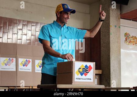 Wahlen au Venezuela (151207) -- CARACAS, 6 décembre 2015 -- image fournie par le gouverneur de l'État de Miranda Henrique Capriles votant au collège Santo Tomas de Villanueva à Caracas, Venezuela, le 6 décembre 2015. Plus de 19 millions de Vénézuéliens ont élu dimanche 167 nouveaux législateurs pour un mandat parlementaire de cinq ans. Carlos Chacon/) (da) (ah) VENEZUELA-CARACAS-POLITICS-ELECTIONS MIRANDAxPRESS PUBLICATIONxNOTxINxCHN choisir au Venezuela 151207 Caracas DEC 6 2015 image fournie par spectacles Gouverneur de l'Etat de Miranda Henrique Capriles Casting son VOTE dans le Santo Tomas de Villanueva Colle Banque D'Images
