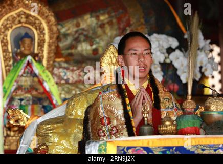 CORRECTION DU LIEU DE LA CÉLÉBRATION DU MARDI S (151208) -- BEIJING, 8 DÉCEMBRE 2015 -- la photo de dossier prise le 21 août 2008 montre le 11e Panchen Lama, Bainqen Erdini Qoigyijabu, assistant à une assemblée dharma priant pour les personnes touchées par le tremblement de terre à Wenchuan, dans la province du Sichuan du sud-ouest de la Chine, au temple Yonghegong Lama à Beijing, capitale de la Chine. Des célébrations ont eu lieu mardi à Xigaze, dans la région autonome du Tibet du sud-ouest de la Chine, pour marquer le 20e anniversaire de l'intronisation de Bainqen Erdini Qoigyijabu, le 11e Panchen Lama, l'un des deux bouddhas vivants les plus vénérés du pays Banque D'Images