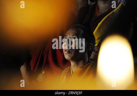 CORRECTION DU LIEU DE LA CÉLÉBRATION DU MARDI S (151208) -- PÉKIN, 8 décembre 2015 -- la photo de fichier prise le 22 juillet 2009 montre le 11e Panchen Lama, Bainqen Erdini Qoigyijabu, vénérant les principaux palais du monastère de Tashilhunpo à Xigaze, dans la région autonome du Tibet du sud-ouest de la Chine. Des célébrations ont eu lieu mardi à Xigaze, dans la région autonome du Tibet du sud-ouest de la Chine, pour marquer le 20e anniversaire de l'intronisation de Bainqen Erdini Qoigyijabu, le 11e Panchen Lama, l'un des deux bouddhas vivants les plus vénérés du bouddhisme tibétain. )(MCG) (CORRECTION) CHINA-TIBET-11TH PANCHEN LAMA-20TH AN Banque D'Images