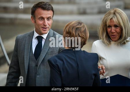 Paris, France. 31 août 2023. Le président français Emmanuel Macron accueille l'épouse du président allemand Frank-Walter Steinmeier, Elke Budenbender, pour un dîner à l'Elysée le 31 août 2023. Photo de Firas Abdullah/ABACAPRESS.COM crédit : Abaca Press/Alamy Live News Banque D'Images