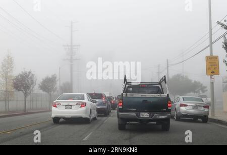 (151210) -- LOS ANGELES, le 10 décembre 2015 -- la circulation traverse un brouillard dense près du centre-ville de Los Angeles, aux États-Unis, le 10 décembre 2015. Les navetteurs sont avertis de conditions de conduite potentiellement dangereuses sur les autoroutes après que le brouillard épais est descendu sur la Californie du Sud. Le National Weather Service dit qu'une inversion marine peu profonde mais forte a conduit à un avis de brouillard dense pour Los Angeles jeudi matin. Les avions qui devaient atterrir à l'aéroport international de Los Angeles pendant la nuit ont été annulés ou retardés à cause du brouillard.) U.S.-LOS ANGELES-FOG ZhaoxHanrong PUBLICATIONxNOTxINxCHN 1512 Banque D'Images