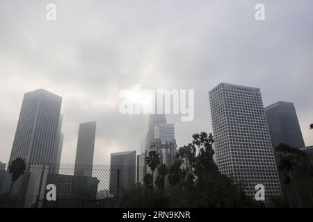 (151210) -- LOS ANGELES, le 10 décembre 2015 -- un brouillard dense est observé près du centre-ville de Los Angeles, États-Unis, le 10 décembre 2015. Les navetteurs sont avertis de conditions de conduite potentiellement dangereuses sur les autoroutes après que le brouillard épais est descendu sur la Californie du Sud. Le National Weather Service dit qu'une inversion marine peu profonde mais forte a conduit à un avis de brouillard dense pour Los Angeles jeudi matin. Les avions qui devaient atterrir à l'aéroport international de Los Angeles pendant la nuit ont été annulés ou retardés à cause du brouillard.) U.S.-LOS ANGELES-FOG ZhaoxHanrong PUBLICATIONxNOTxINxCHN 151210 Los Angeles déc. 10 Banque D'Images