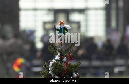 San Bernardino : Beerdigung eines der Opfer LOS ANGELES, le 10 décembre 2015 -- Une marionnette sur un arbre de Noël est vue aux funérailles de Yvette Velasco à West Covina, Californie, États-Unis, le 10 décembre 2015. Les premiers funérailles de l'un des 14 morts dans la fusillade de San Bernardino ont eu lieu jeudi pour Yvette Velasco, 27 ans. (Zjy) U.S.-LOS ANGELES-FATAL FUSILLADE-FUNÉRAILLES YangxLei PUBLICATIONxNOTxINxCHN San Bernardino funérailles a les victimes Los Angeles déc. 10 2015 une marionnette SUR un arbre de Noël EST Lakes AT Yvette Velasco S funérailles à WEST Covina Californie les États-Unis déc. 10 2015 The F Banque D'Images