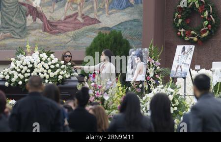 San Bernardino : Beerdigung eines der Opfer LOS ANGELES, 10 décembre 2015 -- une amie d'Yvette Velasco dépose des fleurs lors de ses funérailles à West Covina, Californie, États-Unis, le 10 décembre 2015. Les premiers funérailles de l'un des 14 morts dans la fusillade de San Bernardino ont eu lieu jeudi pour Yvette Velasco, 27 ans. (Zjy) U.S.-LOS ANGELES-FATAL SHOOTING-FUNÈBRE YangxLei PUBLICATIONxNOTxINxCHN San Bernardino funéraire a les victimes Los Angeles déc. 10 2015 une amie de Yvette Velasco dépose des fleurs À ses funérailles À WEST Covina Californie les États-Unis déc. 10 2015 les premiers funérailles d'un o Banque D'Images