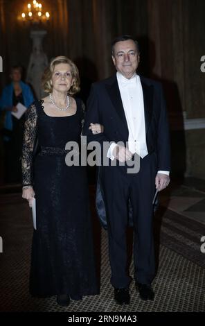 (151211) -- STOCKHOLM, le 11 décembre 2015 -- le président de la Banque centrale européenne Mario Draghi (à droite) assiste au banquet royal des lauréats du prix Nobel au Palais Royal de Stockholm, Suède, le 11 décembre 2015.) SWEDEN-STOCKHOLM-NOBEL-PRIZE-ROYAL BANQUET YexPingfan PUBLICATIONxNOTxINxCHN 151211 Stockholm DEC 11 2015 le président de la Banque centrale européenne Mario Draghi assiste au banquet royal des lauréats du prix Nobel AU Palais royal de Stockholm Suède DEC 11 2015 Suède Stockholm Prix Nobel banquet royal YexPingfan PUBLICATIONxNOTxINxCHN Banque D'Images