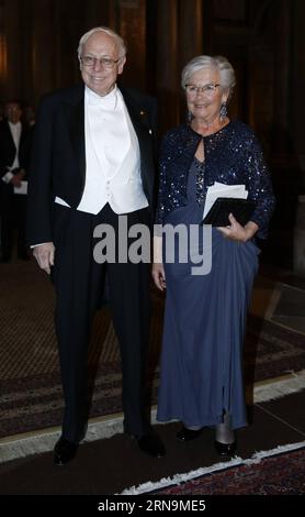 (151211) -- STOCKHOLM, 11 décembre 2015 -- lauréat du prix Nobel de chimie 2015, le scientifique britannique d'origine suédoise Tomas Lindahl (L), assiste au banquet royal des lauréats du prix Nobel au Palais royal de Stockholm, Suède, le 11 décembre 2015.) SWEDEN-STOCKHOLM-NOBEL-PRIZE-ROYAL-BANQUET YexPingfan PUBLICATIONxNOTxINxCHN 151211 Stockholm DEC 11 2015 Prix Nobel de chimie 2015 lauréat Suédois né scientifique britannique Tomas Lindahl assiste au banquet royal des lauréats du prix Nobel AU Palais Royal de Stockholm Suède DEC 11 2015 Suède Stockholm Prix Nobel banquet royal YexPingfan PUBLICATIONxNOTxINxCHN Banque D'Images