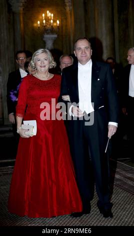 (151211) -- STOCKHOLM, le 11 décembre 2015 -- le Premier ministre suédois Stefan Lofven (à droite) assiste au banquet royal des lauréats du prix Nobel au Palais royal de Stockholm, Suède, le 11 décembre 2015.) SWEDEN-STOCKHOLM-NOBEL-PRIZE-ROYAL-BANQUET YexPingfan PUBLICATIONxNOTxINxCHN 151211 Stockholm DEC 11 2015 Suède S premiers ministres Stefan Lofven participe au banquet Royal des lauréats du prix Nobel AU Palais Royal de Stockholm Suède DEC 11 2015 Suède Stockholm Prix Nobel Banquet Royal YexPingfan PUBLICATIONxNOTxINxCHN Banque D'Images