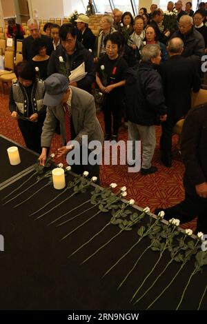 Un homme dépose des fleurs aux victimes du massacre de Nanjing il y a 78 ans lors d'une activité de deuil organisée au Centre culturel chinois de San Francisco en Californie, aux États-Unis, le 12 décembre 2015. Plus de 300 personnes ont assisté à une activité organisée dimanche au Centre culturel chinois de San Francisco pour marquer la mort des victimes du massacre de Nanjing du 13 décembre 1937 au 1938 janvier. (Zhs) U.S.-SAN FRANCISCO-CHINA-NANJING MASSACRE-TRIBUTE LIUxYILIN PUBLICATIONxNOTxINxCHN un homme dépose des fleurs aux victimes du massacre de Nanjing il y a 78 ans lors d'un héros d'activité de deuil AU C chinois Banque D'Images