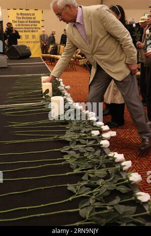 Un homme dépose des fleurs aux victimes du massacre de Nanjing il y a 78 ans lors d'une activité de deuil organisée au Centre culturel chinois de San Francisco en Californie, aux États-Unis, le 12 décembre 2015. Plus de 300 personnes ont assisté à une activité organisée dimanche au Centre culturel chinois de San Francisco pour marquer la mort des victimes du massacre de Nanjing du 13 décembre 1937 au 1938 janvier. (Zhs) U.S.-SAN FRANCISCO-CHINA-NANJING MASSACRE-TRIBUTE LIUxYILIN PUBLICATIONxNOTxINxCHN un homme dépose des fleurs aux victimes du massacre de Nanjing il y a 78 ans lors d'un héros d'activité de deuil AU C chinois Banque D'Images