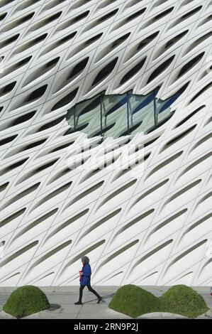 (151214) -- LOS ANGELES, 14 décembre 2015 -- les visiteurs attendent d'entrer dans le Broad à Los Angeles, États-Unis, 13 décembre 2015. Le voile est composé de 2 500 panneaux de béton armé de fibre de verre et de 650 tonnes d'acier et la voûte est enveloppée de tous les côtés par le voile, une structure aérée en nid d'abeille qui s'étend sur toute la galerie et fournit une lumière naturelle filtrée pour le musée. Le Broad est un nouveau musée d'art contemporain fondé par les philanthropes Eli et Edythe Broad sur Grand Avenue dans le centre-ville de Los Angeles. Le musée abrite les 2 000 œuvres d'art de la vaste collection, Banque D'Images