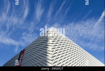 (151214) -- LOS ANGELES, 14 décembre 2015 -- la photo prise le 13 décembre 2015 montre l'extérieur du Broad à Los Angeles, aux États-Unis. Le voile est composé de 2 500 panneaux de béton armé de fibre de verre et de 650 tonnes d'acier et la voûte est enveloppée de tous les côtés par le voile, une structure aérée en nid d'abeille qui s'étend sur toute la galerie et fournit une lumière naturelle filtrée pour le musée. Le Broad est un nouveau musée d'art contemporain fondé par les philanthropes Eli et Edythe Broad sur Grand Avenue dans le centre-ville de Los Angeles. Le musée abrite les 2 000 œuvres d'art dans le col large Banque D'Images