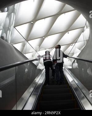 (151214) -- LOS ANGELES, le 14 décembre 2015 -- les visiteurs prennent l'escalator pour atteindre le sommet du Broad à Los Angeles, États-Unis, le 13 décembre 2015. Le Broad est un nouveau musée d'art contemporain fondé par les philanthropes Eli et Edythe Broad sur Grand Avenue dans le centre-ville de Los Angeles. Le musée abrite les 2 000 œuvres d'art de la vaste collection, qui est parmi les collections les plus importantes d'art contemporain et d'après-guerre dans le monde entier. Avec son concept novateur de voile et de voûte, le bâtiment de 120 000 pieds carrés et de 140 millions de dollars américains dispose de deux étages d'espace de galerie pour mettre en valeur le large Banque D'Images