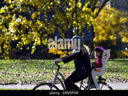 (151215) -- NEW YORK, le 15 décembre 2015 -- Une mère fait du vélo avec sa fille au Central Park à New York, aux États-Unis, le 15 décembre 2015. New York a établi un record pour le mois de décembre le plus chaud, avec certains résidents se dirigeant vers des shorts et des sandales quelques jours avant les vacances de Noël habituellement glaciales. Les températures devraient rester bien au-dessus de la moyenne saisonnière tout au long de la semaine, a déclaré le National Weather Service.) États-Unis-NEW YORK-TEMPS-HIVER CHAUD WangxLei PUBLICATIONxNOTxINxCHN 151215 New York décembre 15 2015 une mère fait DU VÉLO avec sa fille AU Central Park à New Yo Banque D'Images