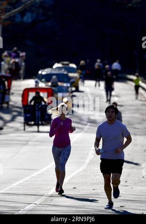 (151215) -- NEW YORK, 15 décembre 2015 -- exercice de jogging au Central Park à New York, États-Unis, 15 décembre 2015. New York a établi un record pour le mois de décembre le plus chaud, avec certains résidents se dirigeant vers des shorts et des sandales quelques jours avant les vacances de Noël habituellement glaciales. Les températures devraient rester bien au-dessus de la moyenne saisonnière tout au long de la semaine, a déclaré le National Weather Service.) États-Unis-NEW YORK-MÉTÉO-HIVER CHAUD WangxLei PUBLICATIONxNOTxINxCHN 151215 New York déc. 15 2015 EXERCICE DE jogging AU Central Park à New York États-Unis déc. 15 2015 New York Set a Reco Banque D'Images