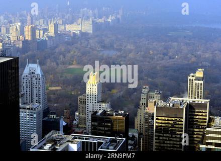 (151215) -- NEW YORK, 15 décembre 2015 -- la photo prise le 14 décembre 2015 montre Central Park à New York, aux États-Unis. New York a établi un record pour le mois de décembre le plus chaud, avec certains résidents se dirigeant vers des shorts et des sandales quelques jours avant les vacances de Noël habituellement glaciales. Les températures devraient rester bien au-dessus de la moyenne saisonnière tout au long de la semaine, a déclaré le National Weather Service.) États-Unis-NEW YORK-MÉTÉO-HIVER CHAUD WangxLei PUBLICATIONxNOTxINxCHN 151215 New York décembre 15 2015 photo prise LE 14 2015 décembre montre le Central Park à New York les États-Unis New York a mis en scène un Rec Banque D'Images